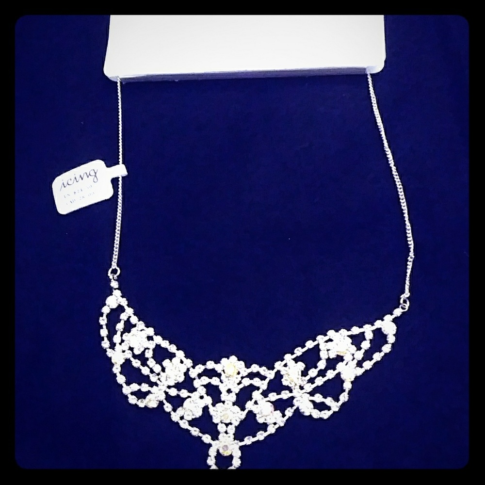 NWT- DAZZLING CRYSTAL  NECKLACE